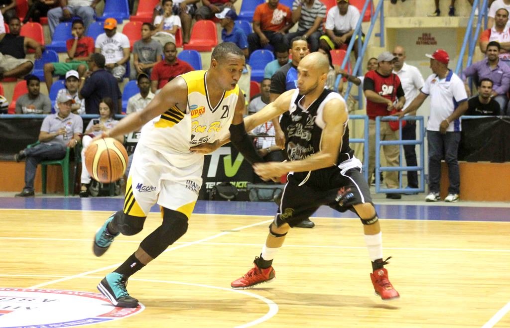 Kelvin Peña recibe la defensa de Elvis Arroyo del San Sebastián